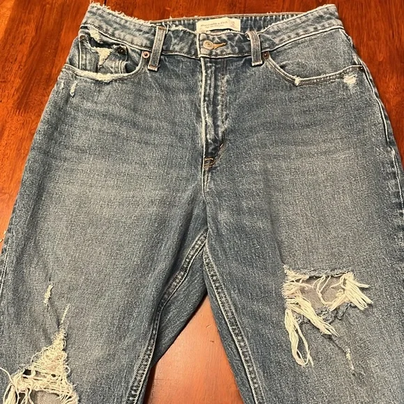Abercrombie & Fitch High Rise Mom Jeans Size 28 or 6 Distressed - Picture 3 of 11
